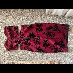 Small strapless cut out, Windsor dress. Red and floral pattern.